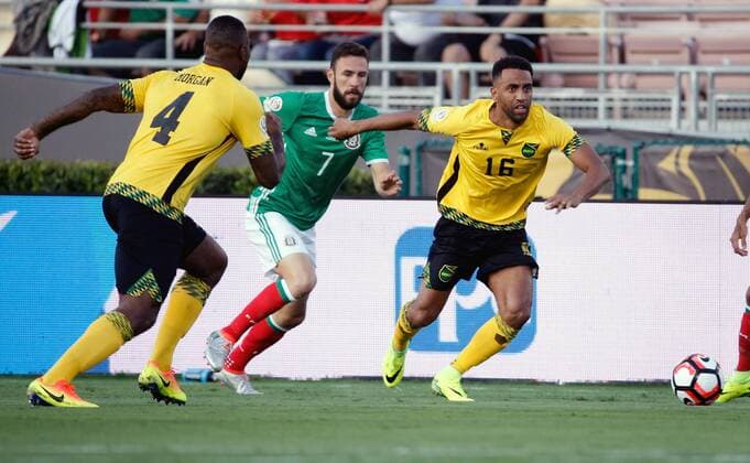 Mexico player Miguel Layun (2L) fights for the ball with Lee Williamson during their Copa America Group C match in Pasadena, United States, 9 June 2016. MEXICO VS JAMAICA Nationalteam !ACHTUNG: NUR REDAKTIONELLE NUTZUNG!  PSD013 20160610-636011310324530119
