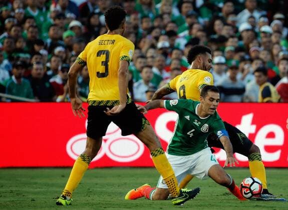 Mexico player Rafael Marquez (C) fights for the ball with Jamaica s Giles Barnes during their Copa America Group C match in Pasadena, United States, 9 June 2016. MEXICO VS JAMAICA Nationalteam !ACHTUNG: NUR REDAKTIONELLE NUTZUNG!  PSD015 20160610-636011312913818119