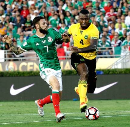 Mexico player Miguel Layun (L) fights for the ball with Jamaica Wes Morgan during their Copa America Group C match in Pasadena, United States, 9 June 2016. MEXICO VS JAMAICA Nationalteam !ACHTUNG: NUR REDAKTIONELLE NUTZUNG!  PSD019 20160610-636011317413848827