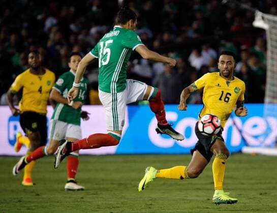 Mexico player Hector Moreno (front) fights for the ball with Jamaica s Lee Williamson (R) during their Copa America Group C match in Pasadena, United States, 9 June 2016. MEXICO VS JAMAICA Nationalteam !ACHTUNG: NUR REDAKTIONELLE NUTZUNG!  PSD030 20160610-636011340085763502
