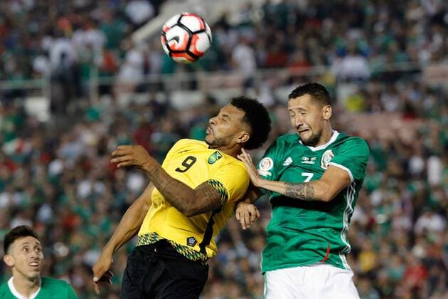 Mexico player Miguel Layun (R) fights for the ball with Jamaica s Giles Barnes during their Copa America Group C match in Pasadena, United States, 9 June 2016. MEXICO VS JAMAICA Nationalteam !ACHTUNG: NUR REDAKTIONELLE NUTZUNG!  PSD031 20160610-636011340720059502