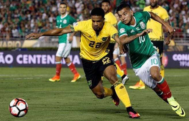 Mexico player Jesus Corona (R) fights for the ball with Jamaica Garath MaCleary during their Copa America Group C match in Pasadena, United States, 9 June 2016. MEXICO VS JAMAICA Nationalteam !ACHTUNG: NUR REDAKTIONELLE NUTZUNG!  PSD035 20160610-636011344598999502