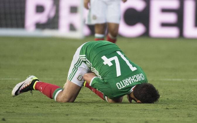 June 9, 2016 - Pasadena, California, U.S - Pasadena, Ca, 09 Jun 2016. Mexico plays Jamaica. in their second game of group stage play in the Copa America Centenario at Rose Bowl Stadium. Pictured is Mexico s Chicharito hurt on the pitch. MEXICO VS JAMAICA Nationalteam - ZUMAp124
