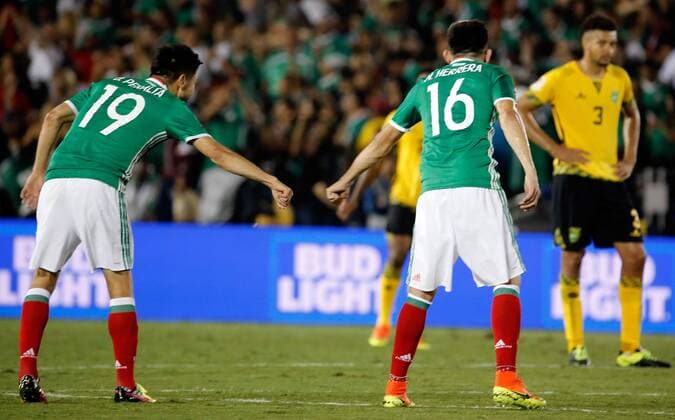 Mexico player Oribe Peralta celebrates his 2-0 goal before Jamaica with team mate Hector Herrera during their Copa America Group C match in Pasadena, United States, 9 June 2016. MEXICO VS JAMAICA Nationalteam !ACHTUNG: NUR REDAKTIONELLE NUTZUNG!  PSD041 20160610-636011350335715692