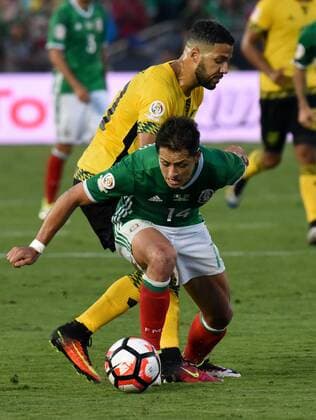 Mexico s Chicharito, front, and Jamaica midfielder Joel McAnuff battle for the ball in the first half of a 2016 Copa America Centenario Group A match at the Rose Bowl in Pasadena, California, on June 9, 2016.  LAP20160609614 MICHAELxOWENxBAKER