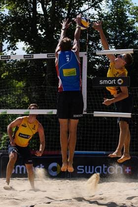 09.06.2016, Hamburg, Tennisstadion Rothenbaum FIVB World Tour 2016, smart Major Hamburg Block Konstantin Semenov (RUS) - Angriff Bennet Poniewaz ( 2 GER)