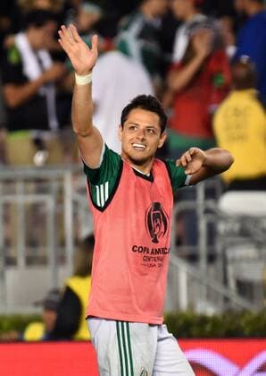 Mexico forward Chicharito waves to the crowd as he walks off the field after beating Jamaica 2-0 in a 2016 Copa America Centenario Group A match at the Rose Bowl in Pasadena, California, on June 9, 2016.  LAP20160609628 MICHAELxOWENxBAKER