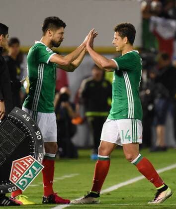 Mexico forward Oribe Peralta, left, comes into the game for Chicharito during the second half against Jamaica in a 2016 Copa America Centenario Group A match at the Rose Bowl in Pasadena, California, on June 9, 2016. Peralta scored a second-half goal and Chicharito scored in the first half as Mexico defeated Jamaica 2-0.  LAP20160609624 MICHAELxOWENxBAKER