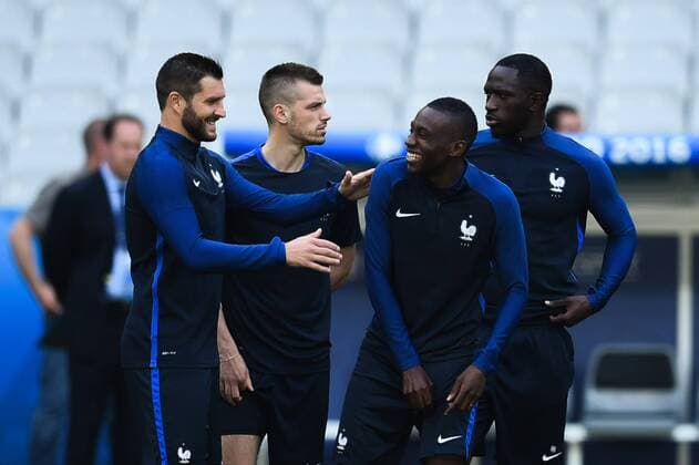 PARIS, FRANCE - JUNE 09: (CHINA OUT) Andre Gignac (L) and Blaise Matuidi (R2) of France attend a training session on the eve of the beginning of the Euro 2016 European football championships football match against Romania at Stade de France stadium on June 9, 2016 in Saint-Denis near Paris, France.  CFP486014403 