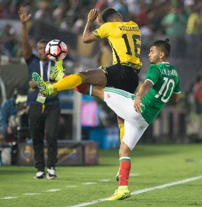 Mexico s Jesus Manuel Corona (R) vies with Jamaica s Lee Williamson during the Copa America Centenario tournament Group C football match in Pasadena, California, the United States, on June 9, 2016. ) (SP)U.S.-PASADENA-COPA AMERICA-GROUP C-MEX VS JAM YangxLei 
