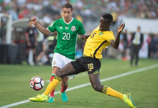 Mexico s Jesus Duenas (L) vies with Jamaica s Je-Vanghn Watson during the Copa America Centenario tournament Group C football match in Pasadena, California, the United States, on June 9, 2016. ) (SP)U.S.-PASADENA-COPA AMERICA-GROUP C-MEX VS JAM YangxLei 