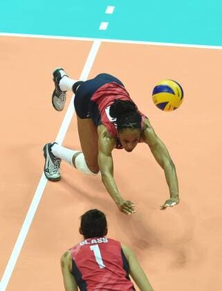 (160610) -- BEILUN, June 10, 2016 -- Alexis Crimes of the United States saves the ball during the FIVB Women s Volleyball World Grand Prix 2016 Pool A1 Preliminary Round match against Germany at Beilun Sports and Arts Hall in Beilun District of Ningbo, east China s Zhejiang Province, June 10, 2016. The United States won 3-0.)(wll) (SP)CHINA-BEILUN-VOLLEYBALL-FIVB-WOMEN S WORLD GRAND PRIX-POOL A1-PRELIMINARY ROUND(CN) HuangxZongzhi 