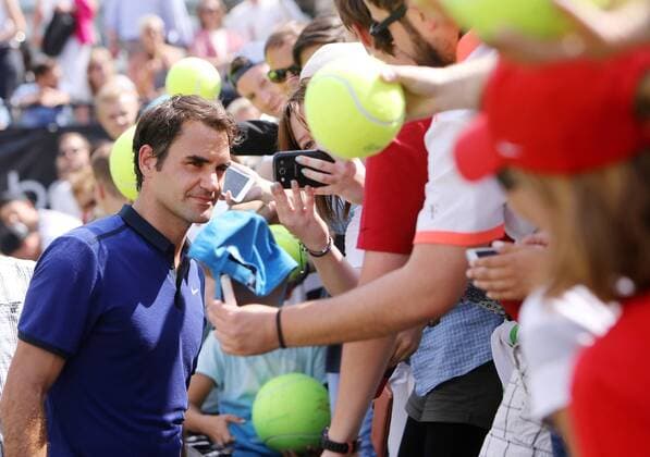 Stuttgart Tennis MercedesCup 2016, Roger Federer (SUI) gibt Autogramme und macht Selfies mit den Fans