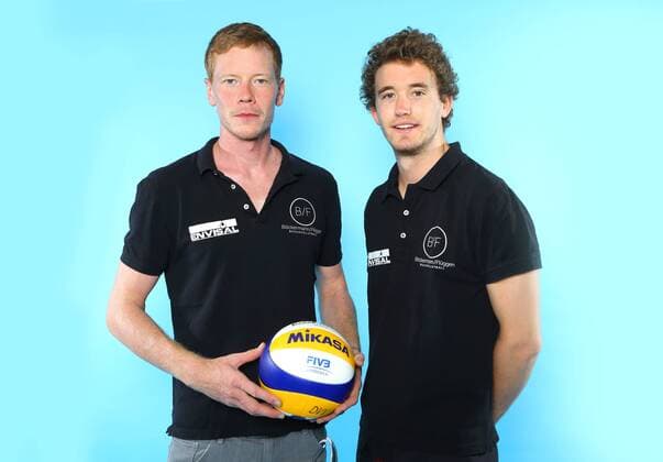 Beachvolleyball, Deutsche Olympiastarter Fotoshooting Olympia 2016 - Beachvolleyball: v.l. Markus BËÜckerman nund Lars FlÂ¸ggen bei einem Fototermin in Hamburg am 07.06.2016. Studio Studioaufnahme Olympische Spiele Olympiade Rio de Janeiro Olympia 2016 Beachvolleyballspieler angeschnitten Halbkoerper Querformat Deutschland deutsch GER lachen laecheln Flueggen Boeckermann Ball Hamburg Copyright: Eibner-Pressefoto EP_pub