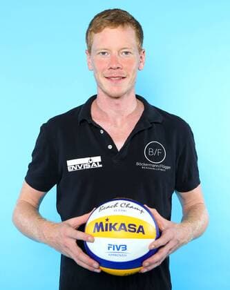 Beachvolleyball, Deutsche Olympiastarter Fotoshooting Olympia 2016 - Beachvolleyball: Markus BËÜckermann bei einem Fototermin in Hamburg am 07.06.2016. Studio Studioaufnahme Olympische Spiele Olympiade Rio de Janeiro Olympia 2016 Beachvolleyballspieler Einzelbild Einzelfigur angeschnitten Halbkoerper Querformat Deutschland deutsch GER lachen laecheln Boeckermann Ball Hamburg Copyright: Eibner-Pressefoto EP_pub