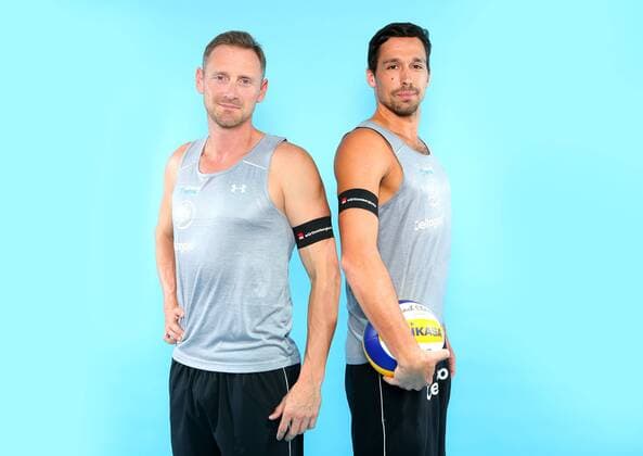 Beachvolleyball, Deutsche Olympiastarter Fotoshooting Olympia 2016 - Beachvolleyball: v.l. Kay Matysik und Jonathan Erdmann bei einem Fototermin in Hamburg am 07.06.2016. Studio Studioaufnahme Olympische Spiele Olympiade Rio de Janeiro Olympia 2016 Beachvolleyballspieler angeschnitten Halbkoerper Hochformat Kamerablick Ball Deutschland deutsch GER Hamburg Copyright: Eibner-Pressefoto EP_pub