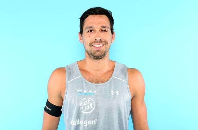 Beachvolleyball, Deutsche Olympiastarter Fotoshooting Olympia 2016 - Beachvolleyball: Jonathan Erdmann bei einem Fototermin in Hamburg am 07.06.2016. Studio Studioaufnahme Olympische Spiele Olympiade Rio de Janeiro Olympia 2016 Beachvolleyballspieler Einzelbild Einzelfigur angeschnitten Portrait Portraet Portraet Querformat Kamerablick lachen laecheln Deutschland deutsch GER Hamburg Copyright: Eibner-Pressefoto EP_pub