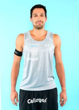 Beachvolleyball, Deutsche Olympiastarter Fotoshooting Olympia 2016 - Beachvolleyball: Jonathan Erdmann bei einem Fototermin in Hamburg am 07.06.2016. Studio Studioaufnahme Olympische Spiele Olympiade Rio de Janeiro Olympia 2016 Beachvolleyballspieler Einzelbild Einzelfigur angeschnitten Halbkoerper Hochformat Kamerablick Deutschland deutsch GER Hamburg Copyright: Eibner-Pressefoto EP_pub