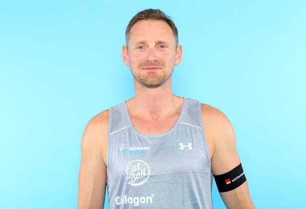 Beachvolleyball, Deutsche Olympiastarter Fotoshooting Olympia 2016 - Beachvolleyball: Kay Matysik bei einem Fototermin in Hamburg am 07.06.2016. Studio Studioaufnahme Olympische Spiele Olympiade Rio de Janeiro Olympia 2016 Beachvolleyballspieler Einzelbild Einzelfigur angeschnitten Portrait Portraet Portraet Querformat Kamerablick Deutschland deutsch GER lachen laecheln Hamburg Copyright: Eibner-Pressefoto EP_pub