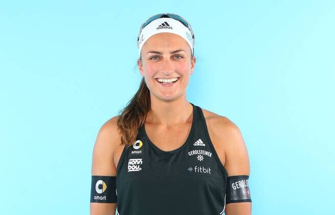 Beachvolleyball, Deutsche Olympiastarter Fotoshooting Olympia 2016 - Beachvolleyball: Ilka Semmler bei einem Fototermin in Hamburg am 07.06.2016. Studio Studioaufnahme Olympische Spiele Olympiade Rio de Janeiro Olympia 2016 Beachvolleyballspielerin Einzelbild Einzelfigur angeschnitten Portrait Portraet Querformat Kamerablick Deutschland deutsch GER lachen laecheln Hamburg Copyright: Eibner-Pressefoto EP_pub