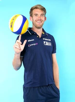 Beachvolleyball, Deutsche Olympiastarter Fotoshooting Olympia 2016 - Beachvolleyball: Alexander Walkenhorst bei einem Fototermin in Hamburg am 07.06.2016. Studio Studioaufnahme Olympische Spiele Olympiade Rio de Janeiro Olympia 2016 Beachvolleyballspieler Einzelbild Einzelfigur angeschnitten Portrait Portraet Querformat Deutschland deutsch GER lachen laecheln Hamburg Copyright: Eibner-Pressefoto EP_pub