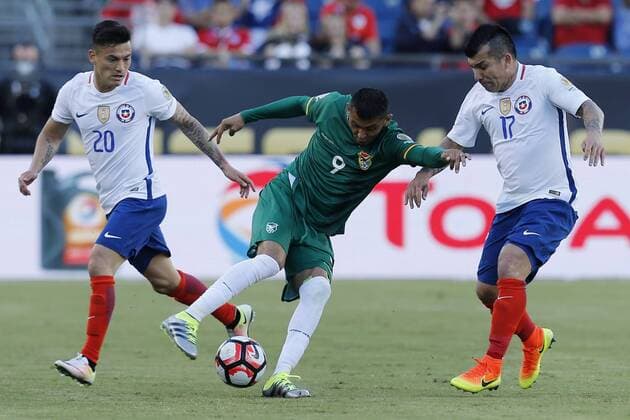 Chile players Chaerles Aranguiz (L) and Gary Medel (R) fight for the ball with Bolivia Yasmani Duk during their Copa America Centenario soccer match at Gillete Stadium in Foxborough, Massachusetts, United States, 10 June 2016. CHILE VS BOLIVIA Länderspiel Nationalmannschaft !ACHTUNG: NUR REDAKTIONELLE NUTZUNG!  FOX008 20160611-636012078577644745