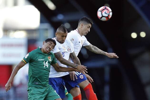 Chile players Arturo Vidal (C) and Perdo Pablo Hernandez (R) fight for the ball with Bolivia Raul Castro during their Copa America Centenario soccer match at Gillete Stadium in Foxborough, Massachusetts, United States, 10 June 2016. CHILE VS BOLIVIA Länderspiel Nationalmannschaft !ACHTUNG: NUR REDAKTIONELLE NUTZUNG!  FOX010 20160611-636012079253432413