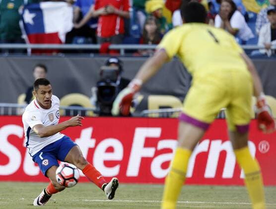Chile player Alexis Sanchez (L) in action before Bolivia goalkeeper Carlos Lampe during their Copa America Centenario soccer match at Gillete Stadium in Foxborough, Massachusetts, United States, 10 June 2016. CHILE VS BOLIVIA Länderspiel Nationalmannschaft !ACHTUNG: NUR REDAKTIONELLE NUTZUNG!  FOX016 20160611-636012094594940155