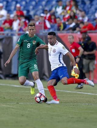 Chile player Mauricio Isla (R) fights for the ball with Bolivia Martin Smedberg during their Copa America Centenario soccer match at Gillete Stadium in Foxborough, Massachusetts, United States, 10 June 2016. CHILE VS BOLIVIA Länderspiel Nationalmannschaft !ACHTUNG: NUR REDAKTIONELLE NUTZUNG!  FOX017 20160611-636012097816808155