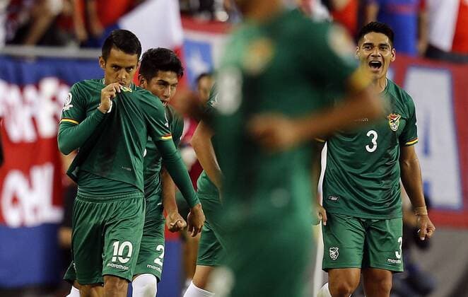 Bolivia player Jhosmani Campos (L) celebrates his 1-1 goal before Chile during their Copa America Centenario soccer match at Gillete Stadium in Foxborough, Massachusetts, United States, 10 June 2016. CHILE VS BOLIVIA Länderspiel Nationalmannschaft !ACHTUNG: NUR REDAKTIONELLE NUTZUNG!  FOX024 20160611-636012105445364155