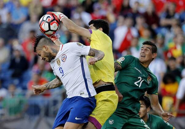 Chile player Mauricio Pinilla (L) fights for the ball with Bolivia goalkeeper Carlos Lampe during their Copa America Centenario soccer match at Gillete Stadium in Foxborough, Massachusetts, United States, 10 June 2016. CHILE VS BOLIVIA Länderspiel Nationalmannschaft !ACHTUNG: NUR REDAKTIONELLE NUTZUNG!  FOX028 20160611-636012129540502307