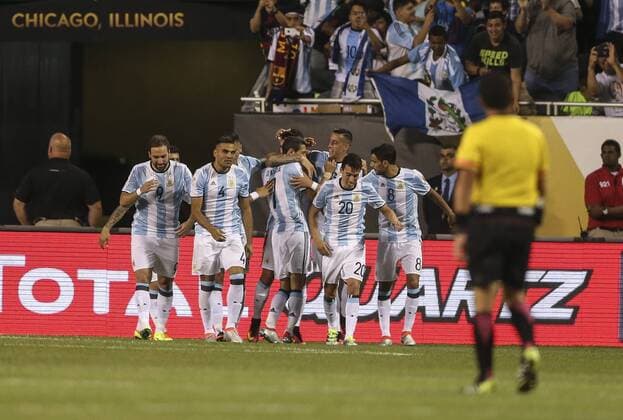 Argentina players celebrate their 1-0 goal before Panama during their Copa America Centenario Group D soccer match at Soldier Stadium in Chicago, Illinois, United States, 10 June 2016. ARGENTINA VS PANAMA !ACHTUNG: NUR REDAKTIONELLE NUTZUNG!  CHC024 20160611-636012142082731307