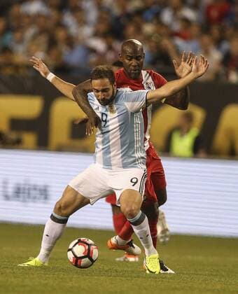 Argentina players Gonzalo Higuain fights for the ball with Panama Felipe Baloy during their Copa America Centenario Group D soccer match at Soldier Stadium in Chicago, Illinois, United States, 10 June 2016. ARGENTINA VS PANAMA !ACHTUNG: NUR REDAKTIONELLE NUTZUNG!  CHC025 20160611-636012142118610157