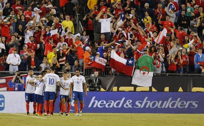 Chile players celebrate the 2-1 goal before Bolivia during their Copa America Centenario soccer match at Gillete Stadium in Foxborough, Massachusetts, United States, 10 June 2016. CHILE VS BOLIVIA Länderspiel Nationalmannschaft !ACHTUNG: NUR REDAKTIONELLE NUTZUNG!  FOX031 20160611-636012143374057917