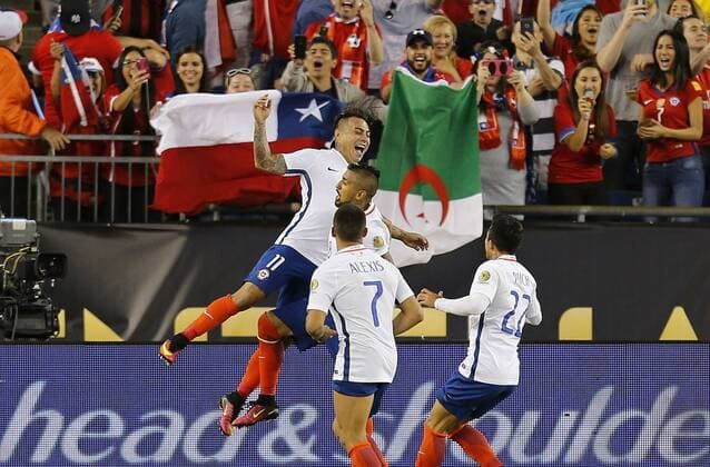 Chile players celebrate the 2-1 goal before Bolivia during their Copa America Centenario soccer match at Gillete Stadium in Foxborough, Massachusetts, United States, 10 June 2016. CHILE VS BOLIVIA Länderspiel Nationalmannschaft !ACHTUNG: NUR REDAKTIONELLE NUTZUNG!  FOX032 20160611-636012143391217367