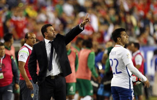 Bolivia coach Julio Baldivieso leads the team during their Copa America Centenario soccer match at Gillete Stadium in Foxborough, Massachusetts, United States, 10 June 2016. CHILE VS BOLIVIA Länderspiel Nationalmannschaft !ACHTUNG: NUR REDAKTIONELLE NUTZUNG!  FOX035 20160611-636012145335240914