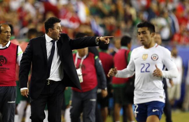 Bolivia coach Julio Baldivieso leads the team during their Copa America Centenario soccer match at Gillete Stadium in Foxborough, Massachusetts, United States, 10 June 2016. CHILE VS BOLIVIA Länderspiel Nationalmannschaft !ACHTUNG: NUR REDAKTIONELLE NUTZUNG!  FOX036 20160611-636012145350996712