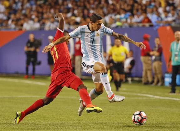 Argentina midfielder Angel Di Maria (7) battles for the ball against Panama midfielder Armando Cooper (11) during the first half of the Copa America Centenario Group D match at the Soldier Field in Chicago, Illinois, United States, 10 June 2016. i ARGENTINA VS PANAMA !ACHTUNG: NUR REDAKTIONELLE NUTZUNG!  CHC042 20160611-636012178410774180