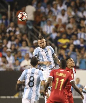 Argentina player Nicolas Otamendi (C) battles for the ball against Panama Armando Cooper during the first half of the Copa America Centenario Group D match at the Soldier Field in Chicago, Illinois, United States, 10 June 2016. ARGENTINA VS PANAMA !ACHTUNG: NUR REDAKTIONELLE NUTZUNG!  CHC045 20160611-636012183786579972