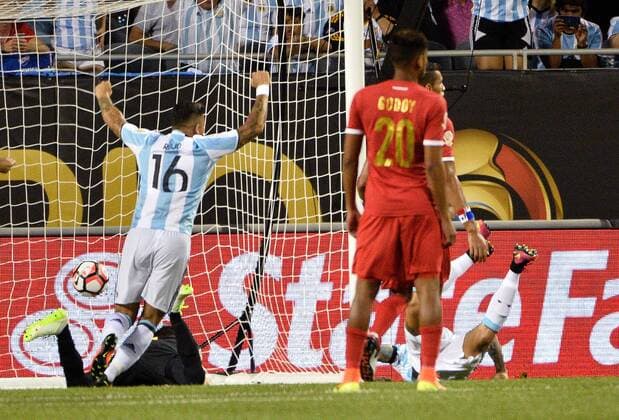 Argentina defender Nicolas Otamendi (R) scores past Panama goalkeeper Jaime Penedo (L) as Argentina defender Marcos Rojo (16) reacts during the first half of a 2016 Copa America Centenario Group D match at Soldier Field in Chicago on June 10, 2016.  CHI2016061002 BRIANxKERSEY