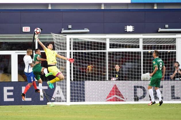 Friday, June 10, 2016:Bolivia goalkeeper Carlos Lampe (1) makes a save during the Copa America Centenario soccer match between Chile and Bolivia Nationalteam Länderspiel held at Gillette Stadium in Foxborough, Massachusetts. SOCCER 2016: Copa America Centenario CHILE VS BOLIVIA Länderspiel Nationalmannschaft JUN 10 - ZUMAc04_