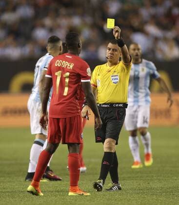 Salvadoran referee Joel Aguilar (R) shows a yellow card at Panama player Armando Cooper during the first half of the Copa America Centenario Group D match at the Soldier Field in Chicago, Illinois, United States, 10 June 2016. ARGENTINA VS PANAMA !ACHTUNG: NUR REDAKTIONELLE NUTZUNG!  CHC046 20160611-636012184467827605