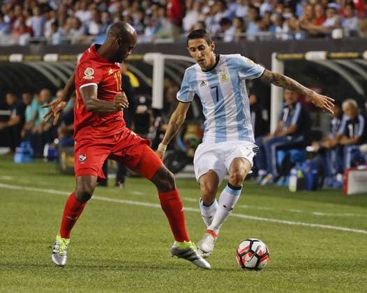 Argentina midfielder Angel Di Maria (7) is defended by Panama defender Adolfo Machado (13) during the first half of the Copa America Centenario Group D match at the Soldier Field in Chicago, Illinois, United States, 10 June 2016. EFE Kamil Krzaczynski ARGENTINA VS PANAMA !ACHTUNG: NUR REDAKTIONELLE NUTZUNG!  CHC052 20160611-636012196927221842