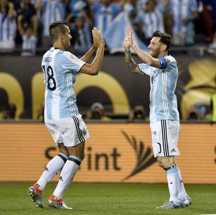 Argentina s Erik Lamela (L) congratulates teammate Lionel Messi after Messi scored his first goal during the second half of a 2016 Copa America Centenario Group D match against Panama at Soldier Field in Chicago on June 10, 2016. Messi scored 3 goals as Argentina defeated Panama 5-0.  CHI2016061014 BRIANxKERSEY