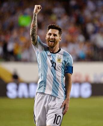Argentina midfielder Lionel Messi reacts after scoring his second goal against Panama on a free kick during the second half of a 2016 Copa America Centenario Group D match against Panama at Soldier Field in Chicago on June 10, 2016. Messi scored 3 goals as Argentina defeated Panama 5-0.  CHI2016061017 BRIANxKERSEY