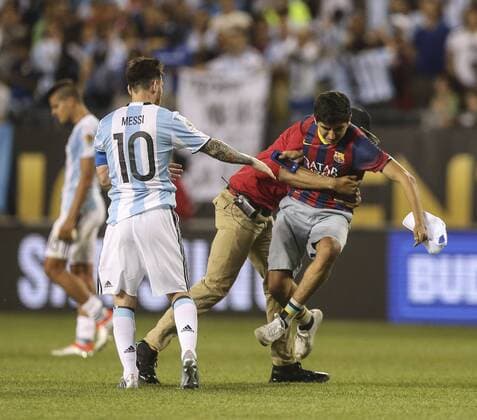 A fan is arrested after leaping on Argentina midfielder Lionel Messi (L) after the Copa America Centenario Group D match against Panama at the Soldier Field in Chicago, Illinois, United States, 10 June 2016. ARGENTINA VS PANAMA !ACHTUNG: NUR REDAKTIONELLE NUTZUNG!  CHC056 20160611-636012206625741842