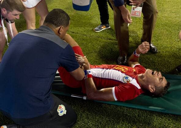 Medical staff attend to Panama forward Valentin Pimentel after he was injured during the first half of a 2016 Copa America Centenario Group D match against Argentina at Soldier Field in Chicago on June 10, 2016. Argentina defeated Panama 5-0.  CHI2016061010 BRIANxKERSEY