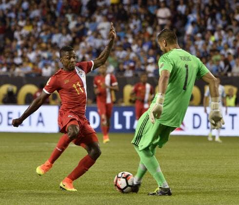 Argentina goalkeeper Sergio Romero (R) beats Panama midfielder Armando Cooper to the ball during the first half of a 2016 Copa America Centenario Group D match at Soldier Field in Chicago on June 10, 2016. Argentina defeated Panama 5-0.  CHI2016061033 BRIANxKERSEY