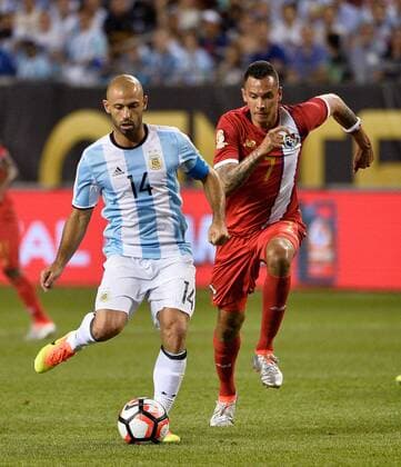 Argentina midfielder Javier Mascherano moves the ball as Panama forward Blas Perez chases him during the first half of a 2016 Copa America Centenario Group D match at Soldier Field in Chicago on June 10, 2016. Argentina defeated Panama 5-0.  CHI2016061040 BRIANxKERSEY