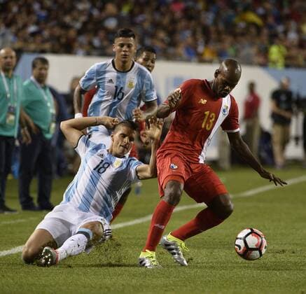 Panama defender Adolfo Machado (R) keeps the ball away from Argentina forward Erik Lamela during the first half of a 2016 Copa America Centenario Group D match at Soldier Field in Chicago on June 10, 2016. Argentina defeated Panama 5-0.  CHI2016061041 BRIANxKERSEY